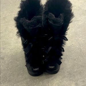 Ugh  size 5 Bailey Bow Black New